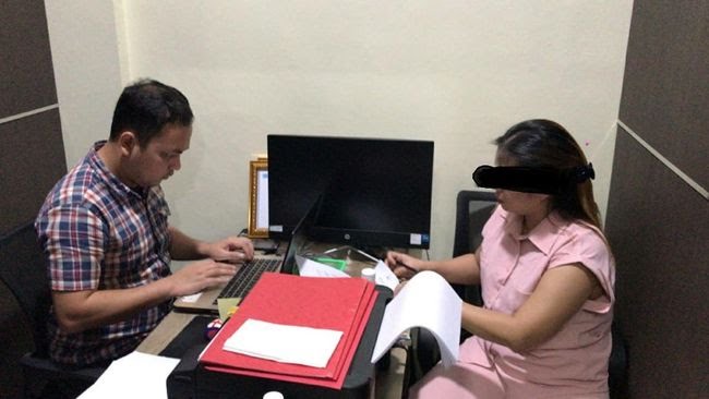 ASH (kanan) mucikari di Hotel Pelita, Batam saat diinterogasi di Polda Kepri. (Foto: Ist/ Dok.Ditreskrimum Polada Kepri).