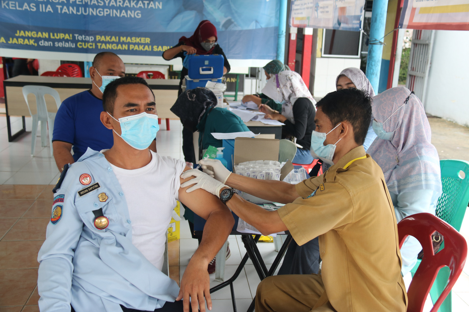 Proses vaksinasi untuk pegawai dan WBP Lapas Kelas IIA Tanjungpinang, Selasa (31/01/2023). (Foto: HMS/ Yulita Dani).