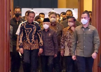 Presiden Joko Widodo dan Wakil Presiden Ma'ruf Amin, beserta Menteri Koordinator Bidang Perekonomian Airlangga Hartarto di suatu acara. (Foto: Ist/ setkab.go.id).