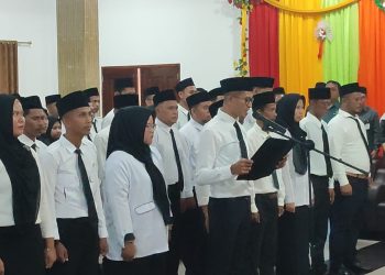 Prosesi pelantikan 65 PPK se Kabupaten Lingga, di Aula Hotel Lingga Pesona, Daik Lingga, Rabu (04/01/2023). (Foto: HMS/ Paino).