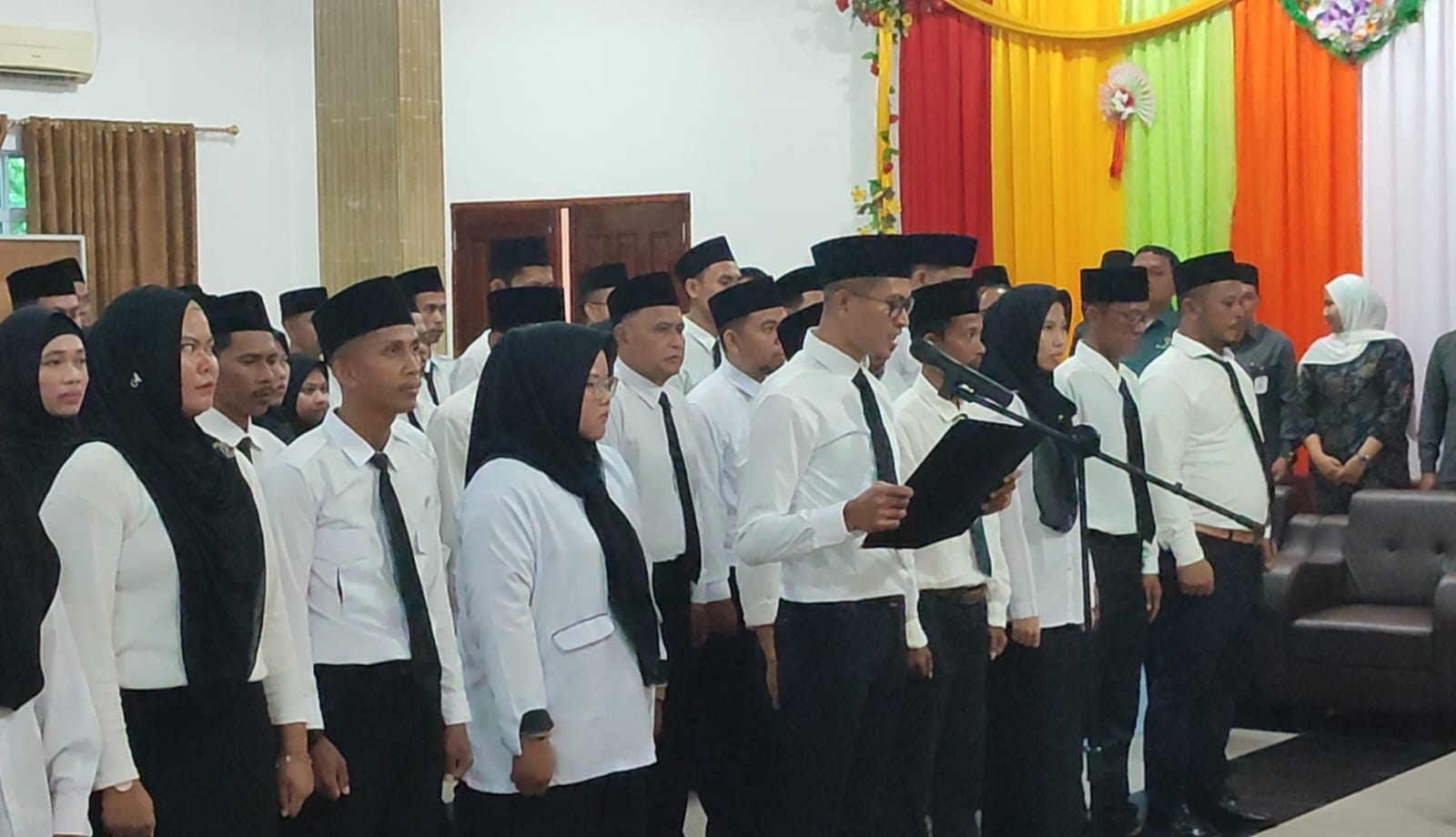 Prosesi pelantikan 65 PPK se Kabupaten Lingga, di Aula Hotel Lingga Pesona, Daik Lingga, Rabu (04/01/2023). (Foto: HMS/ Paino).