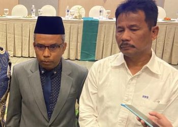 Ketua KPU Kota Batam Martius (kiri) dan Wali Kota Batam Muhammad Rudi, saat ditemui seusai pelantikan PPK se Kota Batam, di Haris Hotel Batamcenter, Rabu (04/01/2022). (Foto: HMS/ Pidi Yanti).