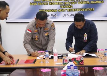 Prosesi penandatanganan PKS dan PTK oleh Polres Kepulauan Anambas dengan sejumlah pihak Bank, di ruang Rupatama Polres Kepulauan Anambas, Kamis (05/01/2023). (Foto: Ist/ Humas Polres Kepulauan Anambas).