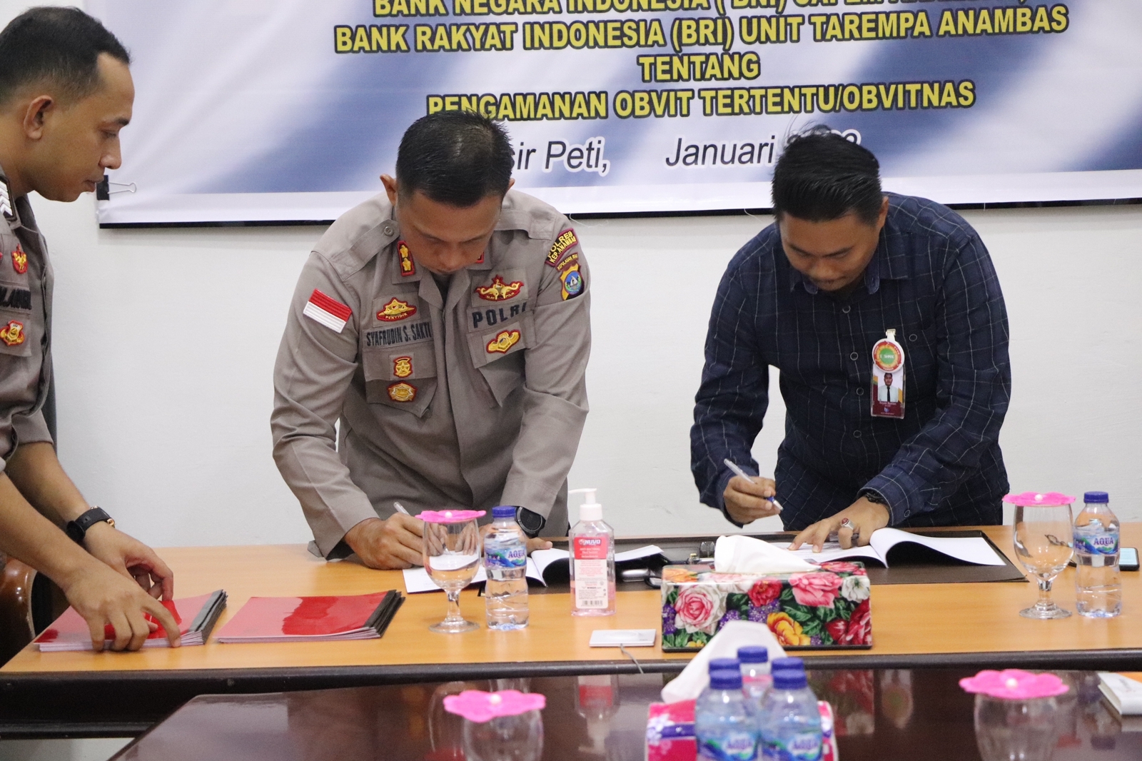 Prosesi penandatanganan PKS dan PTK oleh Polres Kepulauan Anambas dengan sejumlah pihak Bank, di ruang Rupatama Polres Kepulauan Anambas, Kamis (05/01/2023). (Foto: Ist/ Humas Polres Kepulauan Anambas).