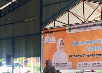 Wakil Gubernur Kepri, Marlin Agustina saat sambutannya di Sosialisasi Pilah Sampah dari Rumah, yang digelar di fasum Perumahan Bambu Kuning Puskopkar RW 003, Jumat (06/01/2023). (Foto: HMS/ Dwi Septiani).