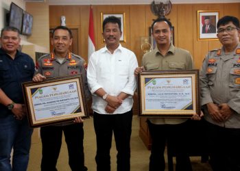 Wali Kota Batam Muhammad Rudi (tengah) usai penyerahan penghargaan kepada Kapolresta Barelang dan Kasat Resnarkoba Polresta Barelang, di Kantor Pemko Batam, Jumat (06/01/2023). (Foto: Ist/ Humas Pemko Batam).