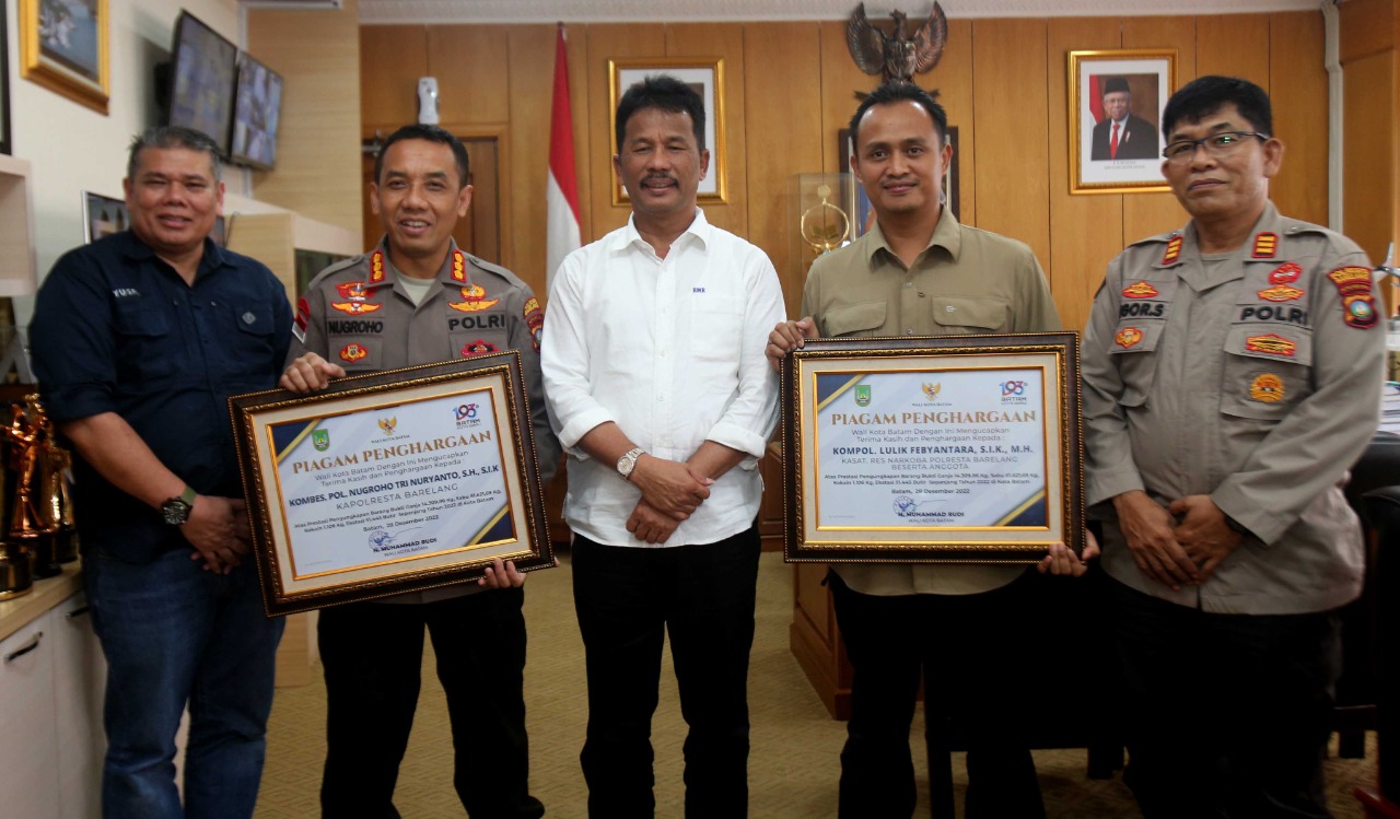 Wali Kota Batam Muhammad Rudi (tengah) usai penyerahan penghargaan kepada Kapolresta Barelang dan Kasat Resnarkoba Polresta Barelang, di Kantor Pemko Batam, Jumat (06/01/2023). (Foto: Ist/ Humas Pemko Batam).