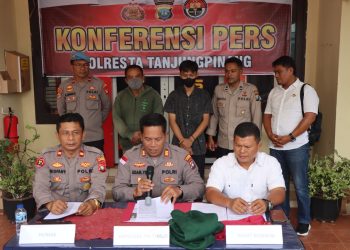 Kapolsek Tanjungpinang Timur AKP Adam Yulizar Sasono dalam konferensi pers, terkait begal dan curas yang dilaporkan RA adalah hoaks, Senin (09/01/2023). (Foto: HMS/ Yulita Dani).