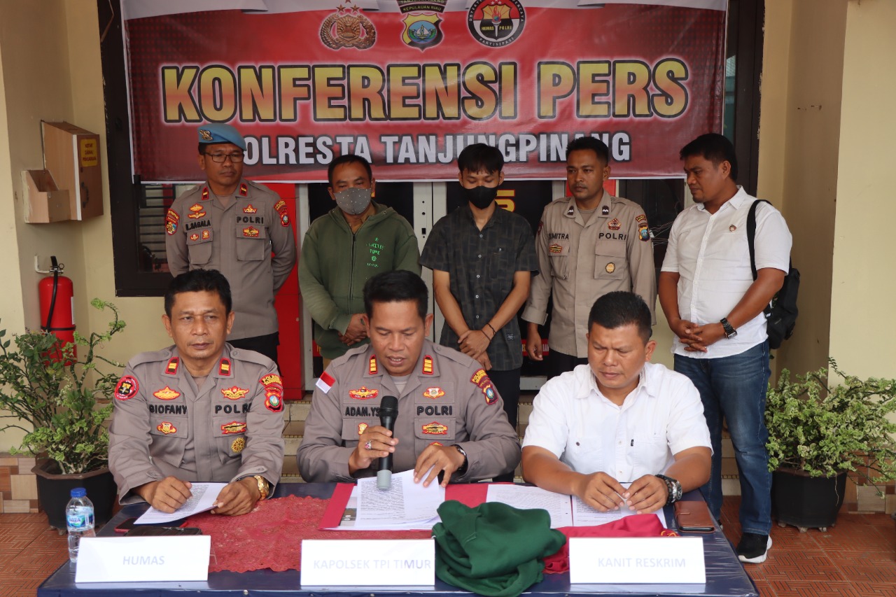 Kapolsek Tanjungpinang Timur AKP Adam Yulizar Sasono dalam konferensi pers, terkait begal dan curas yang dilaporkan RA adalah hoaks, Senin (09/01/2023). (Foto: HMS/ Yulita Dani).