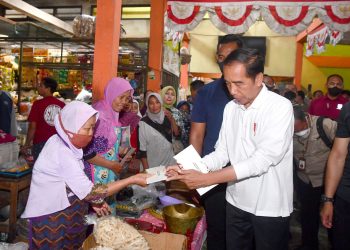 Presiden Joko Widodo memberikan bantuan dana tunai ke sejumlah pedagang saat berkunjung ke Pasar Sentul, Yogyakarta, Minggu (08/01/2023). (Foto: Ist/ setneg.go.id).