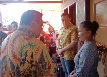 Wantimpres HR Agung Laksono (kiri) menyampaikan ucapan selamat kepada anak Ibu Satinah, setelah meresmikan hasil pemugaran Rutilahu di Desa Malangsari, Kecamatan Bango Dua, Kabupaten Indramayu. (Foto: HMS/ A Ristanto).