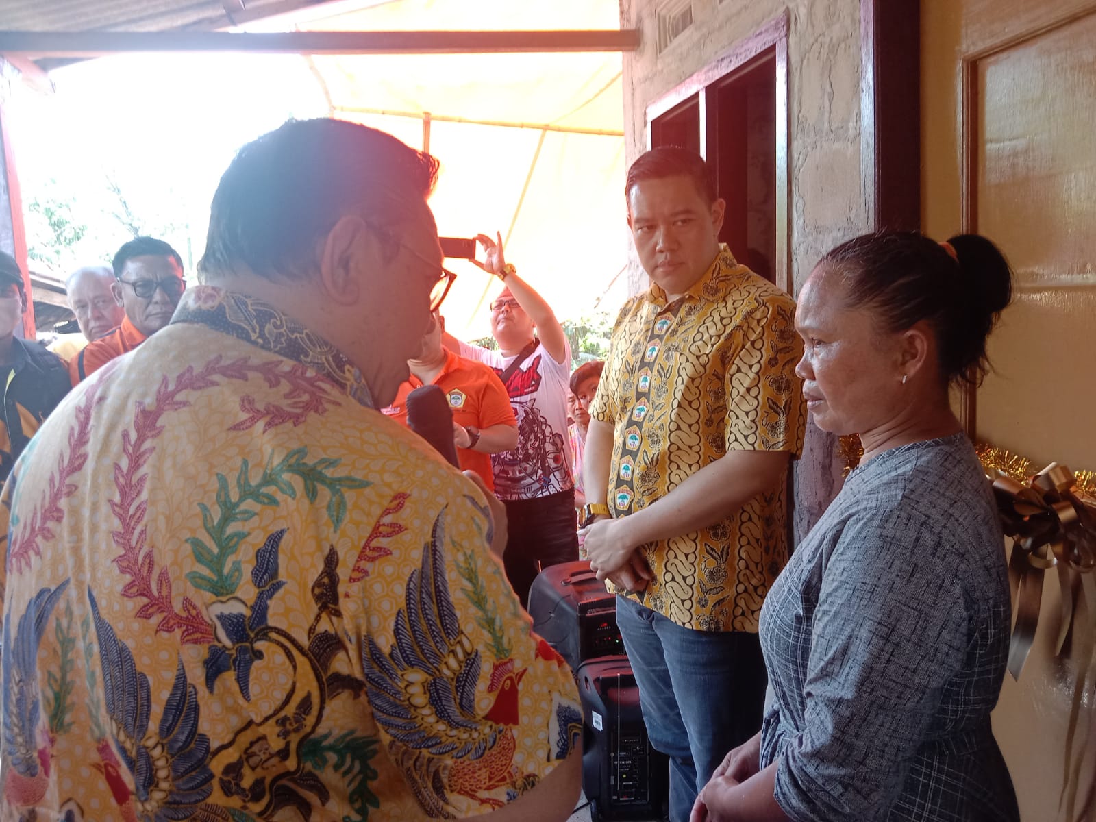 Wantimpres HR Agung Laksono (kiri) menyampaikan ucapan selamat kepada anak Ibu Satinah, setelah meresmikan hasil pemugaran Rutilahu di Desa Malangsari, Kecamatan Bango Dua, Kabupaten Indramayu. (Foto: HMS/ A Ristanto).