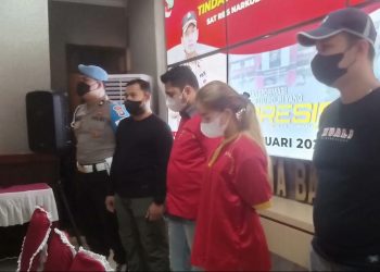 Ekspose terksangka Azhari dan Natasya di Polresta Barelang, Selasa petang (31/01/2023). (Foto: Ist/ Kontri).