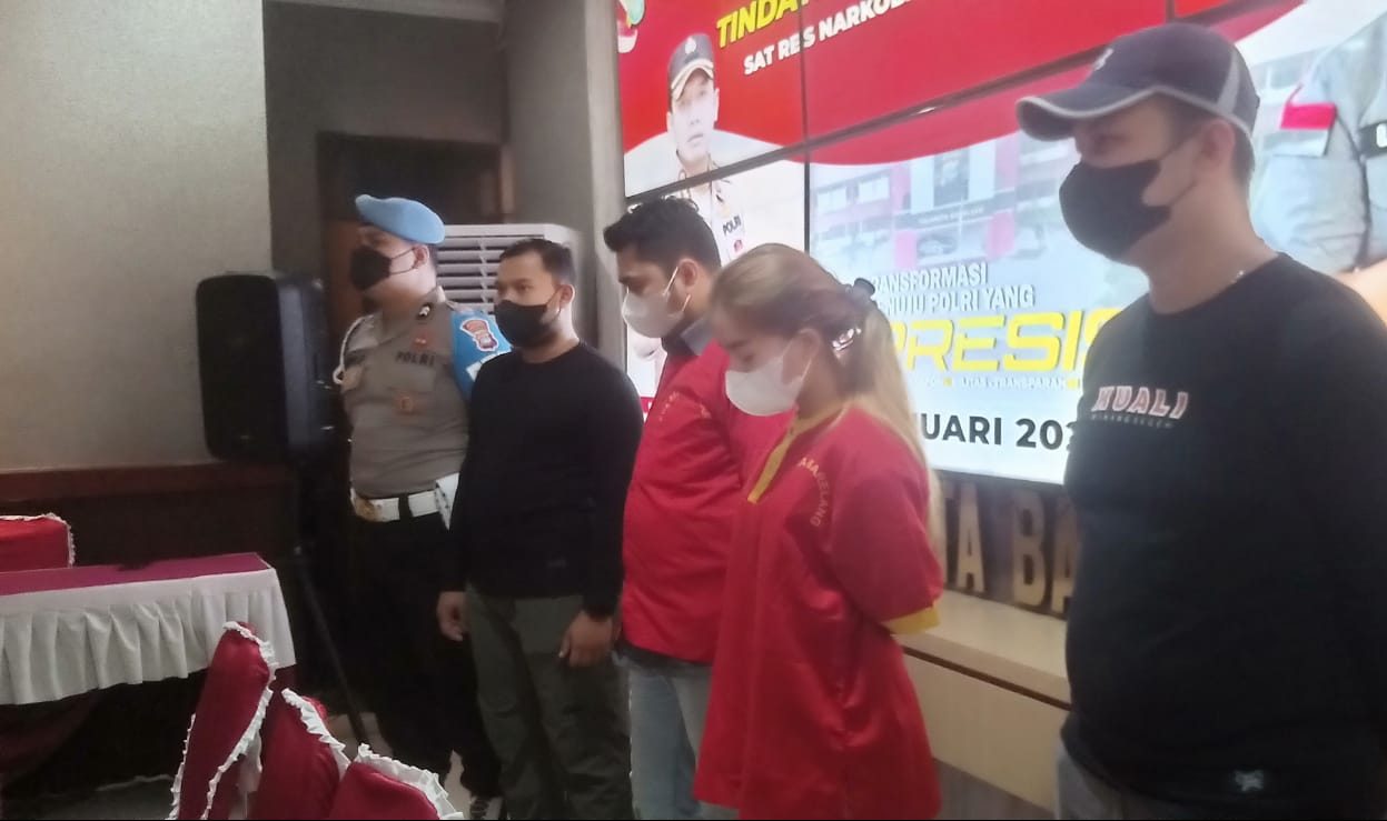 Ekspose terksangka Azhari dan Natasya di Polresta Barelang, Selasa petang (31/01/2023). (Foto: Ist/ Kontri).