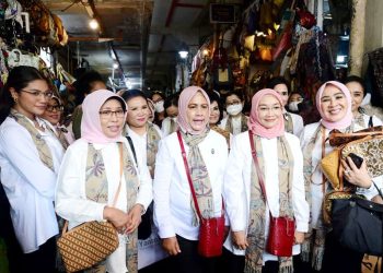 Ibu Iriana Joko Widodo bersama Ibu Wury Ma'ruf Amin serta para anggota OASE KIM ketika berkunjung ke Pasar Beringharjo Kota Yogyakarta, Provinsi DIY, Selasa (31/01/2023). (Foto: Ist/ presidenri.go.id).