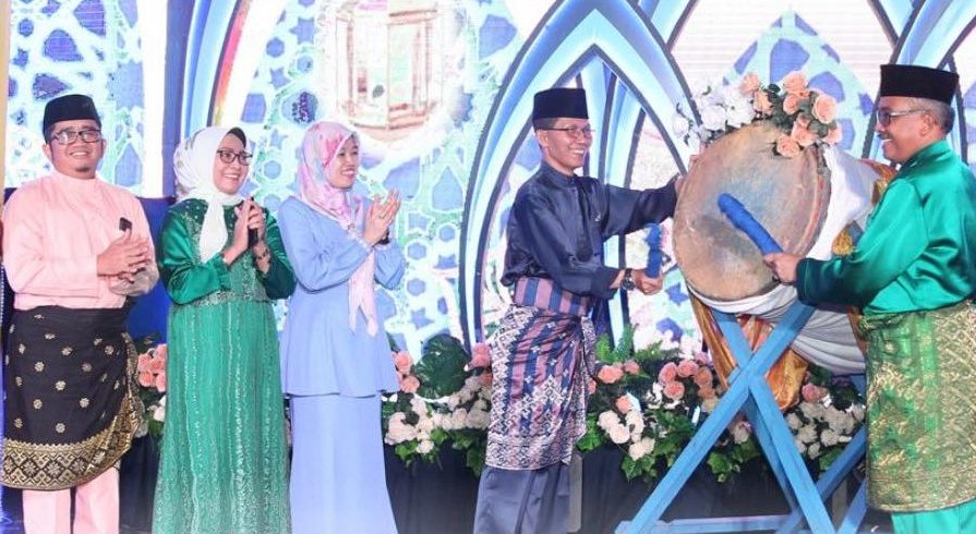 Wakil Wali Kota Batam Amsakar Achmad, membuka STQH IX tingkat Kecamatan Lubuk Baja, di Masjid Darul Hikmah Baloi Indah Anggrek RW.01 Kelurahan Kampung Pelita, Selasa (31/1/2023) malam. (Foto: Ist/ Humas Pemko Batam).