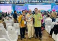 Pemred HMSTimes, Achmad Ristanto (tengah) yang berfoto bersama dua wartawan binaannya dari media Suara Pembaruan, di sela-sela acara puncak HPN ke-76, di Kota Medan, Kamis (09/02/2023). (Foto: HMS/ Dok.Achmad Ristanto).