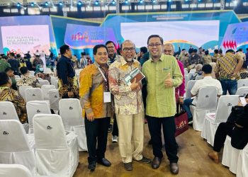 Pemred HMSTimes, Achmad Ristanto (tengah) yang berfoto bersama dua wartawan binaannya dari media Suara Pembaruan, di sela-sela acara puncak HPN ke-76, di Kota Medan, Kamis (09/02/2023). (Foto: HMS/ Dok.Achmad Ristanto).