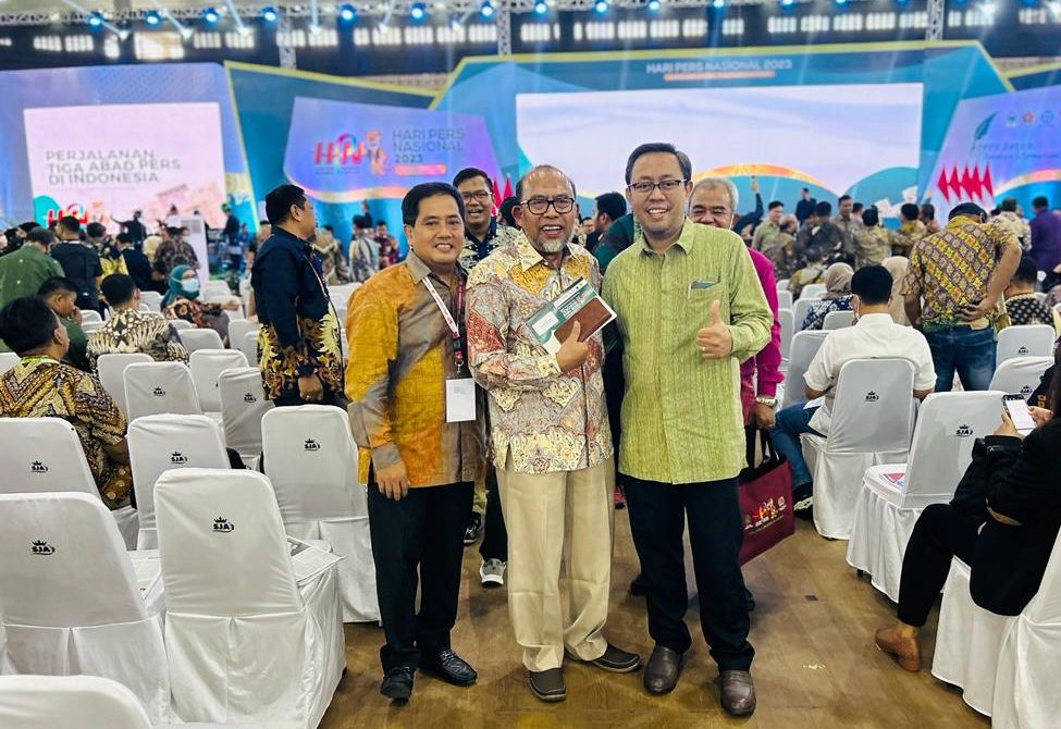 Pemred HMSTimes, Achmad Ristanto (tengah) yang berfoto bersama dua wartawan binaannya dari media Suara Pembaruan, di sela-sela acara puncak HPN ke-76, di Kota Medan, Kamis (09/02/2023). (Foto: HMS/ Dok.Achmad Ristanto).