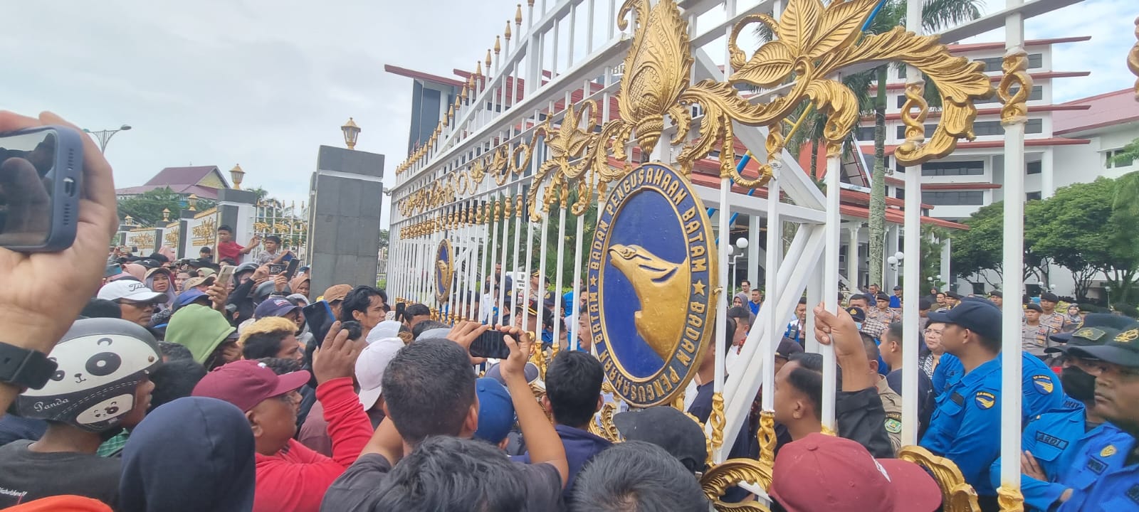 Warga Sei Nayon yang melakukan aksi di depan Kantor BP Batam, akhirnya ditemui Kepala BP Batam Muhammad Rudi (di balik pagar), Jumat (10/02/2023). (Foto: Ist/ Dok.Warga).