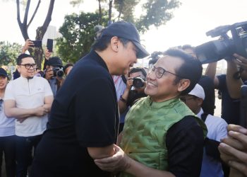 Ketua Umum Partai Golkar Airlangga Hartarto (baju hitam) dan Ketua Umum Partai PKB Muhaimin Iskandar bertemu di Senayan, Jakarta, Jumat (10/02/2023). (Foto: Ist/ Kosgoro 1957).