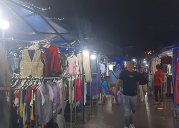 Suasana pasar second Jodoh pada malam hari, yang tetap ramai pembeli meski hujan. (Foto: HMS/ Pidi Yanti).