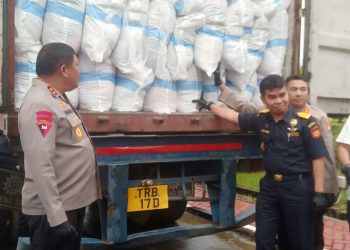 Jajaran Ditreskrimsus Polda Kepri di wilayah Batam, amankan dua kontainer baju bekas atau Balpres, Selasa 14 Februari 2023. (Foto: Ist/ Humas Polda Kepri).