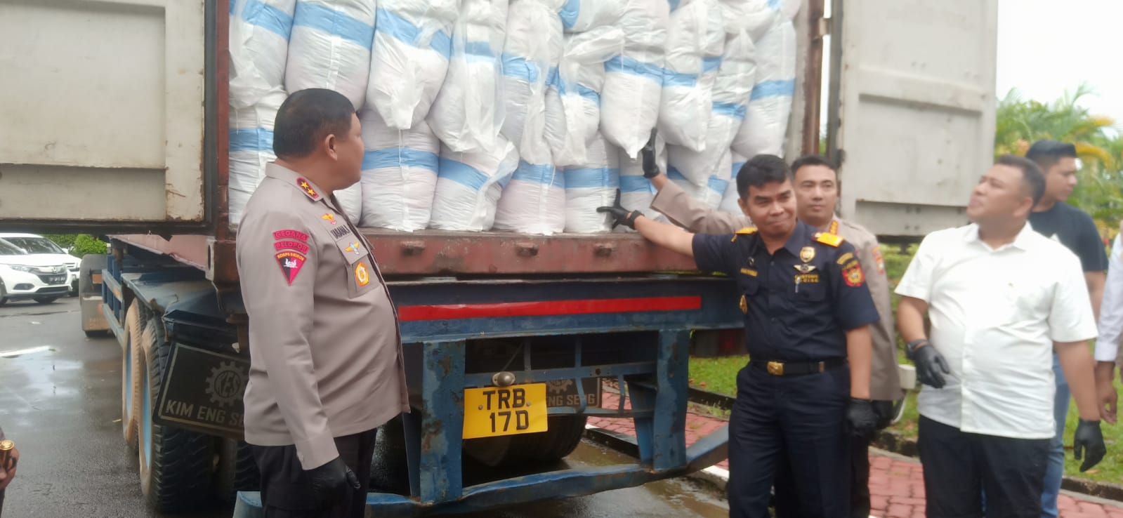 Jajaran Ditreskrimsus Polda Kepri di wilayah Batam, amankan dua kontainer baju bekas atau Balpres, Selasa 14 Februari 2023. (Foto: Ist/ Humas Polda Kepri).
