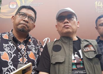 Komisioner KPU RI Parsadaan Harahap (tengah), didampingi Komisioner KPU Kepri Widiyono Agung Sulistyo (kiri), usai peluncuran Kirab Pemilu di Kantor KPU Batam, Sekupang, Selasa (14/02/2023). (Foto: HMS/ Pidi Yanti).