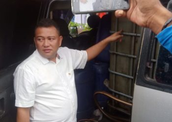Jajaran Ditreskrimsus Polda Kepri mengamankan tiga pelaku pemain minyak solar subsidi, beserta barang bukti berupa mobil yang sudah dimodifikasi pelaku untuk menimbun solar, pada Rabu 8 Februari 2023 lalu. (Foto: Ist/ Humas Polda Kepri).