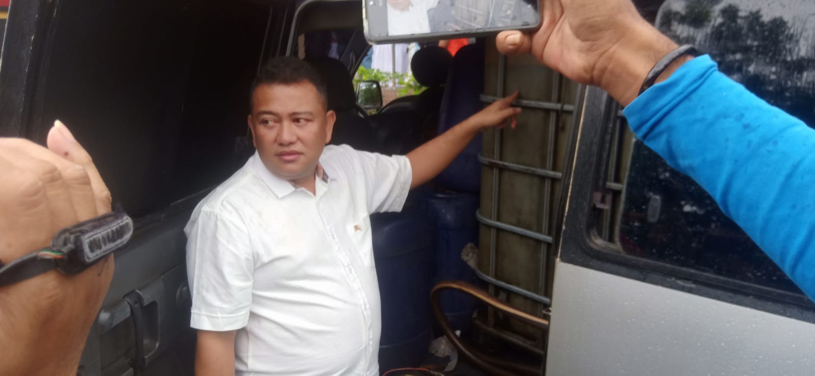Jajaran Ditreskrimsus Polda Kepri mengamankan tiga pelaku pemain minyak solar subsidi, beserta barang bukti berupa mobil yang sudah dimodifikasi pelaku untuk menimbun solar, pada Rabu 8 Februari 2023 lalu. (Foto: Ist/ Humas Polda Kepri).