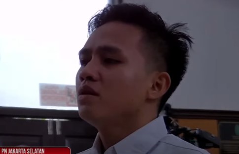 Terdakwa Richard Eliezer saat mendengar pembacaan vonis atas dirinya, Rabu (15/02/2023) di PN Jakarta Selatan. (Foto: Ist/ snipping live YouTube).