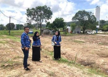 Kadisbudpar Batam Ardiwinata (kiri), saat meninjau lokasi acara di Taman Dang Anom, Jumat (17/02/2023). (Foto: Ist/ Disbudpar Batam).