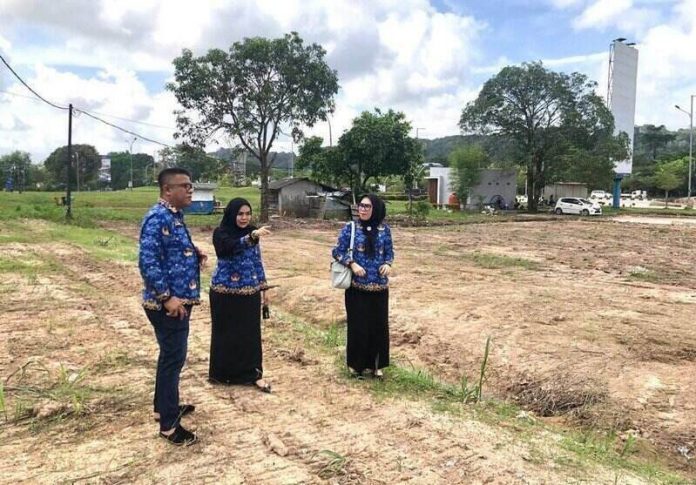 Kadisbudpar Batam Ardiwinata (kiri), saat meninjau lokasi acara di Taman Dang Anom, Jumat (17/02/2023). (Foto: Ist/ Disbudpar Batam).