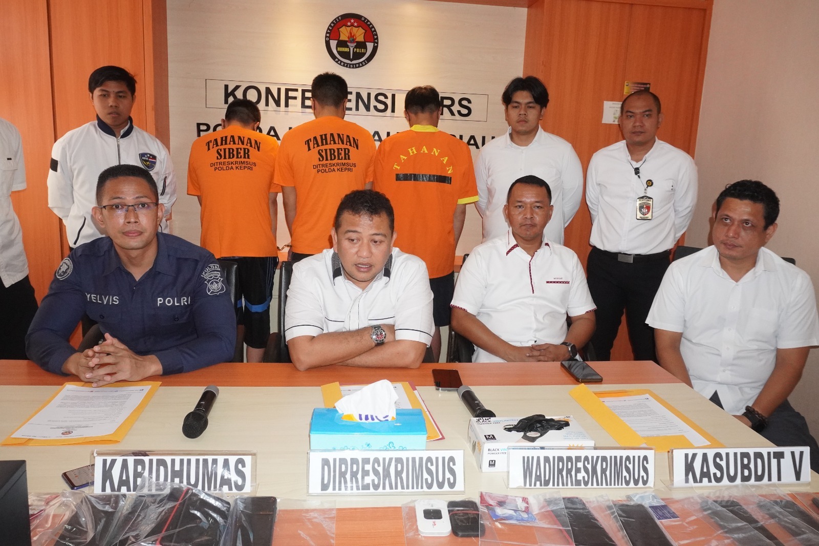 Dirreskrimsus Polda Kepri Kombes Pol Nasriadi, mengungkap penangkapan tiga tersangka kasus judi online jaringan internasional, dalam konferensi pers di Ruang Media Center Bidhumas Polda Kepri, Rabu (01/02/2023). (Foto: Ist/ Humas Polda Kepri).