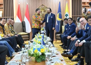 Ketua Umum (Ketum) Partai Golkar Airlangga Hartarto (kiri) bersalaman dengan Ketum NasDem Surya Paloh, di Kantor DPP Partai Golkar, Slipi, Jakarta Barat, Rabu (01/02/2023). (Foto: Ist/ golkarpedia).