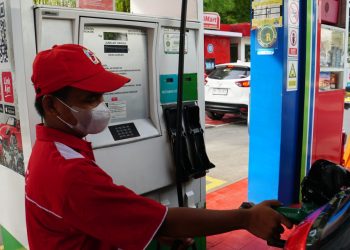 Pengisian Pertamina Dex di salah satu SPBU Batam. (Foto: HMS/ Sarma).