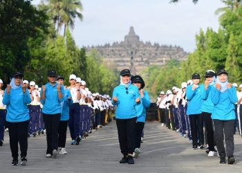 Ibu Iriana Jokowi (no 2 dari kanan) bersama Ibu Wury Ma'ruf Amin, serta para anggota OASE KIM melakukan senam sehat bersama para pelajar di Kawasan Candi Borobudur, Kabupaten Magelang, Rabu (01/02/2023). (Foto: Ist/ presidenri.go.id).