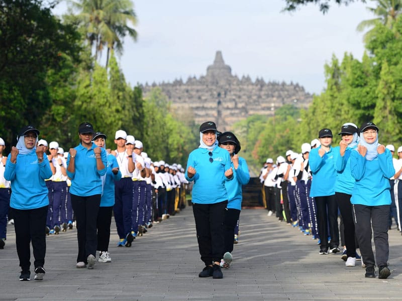 Ibu Iriana Jokowi (no 2 dari kanan) bersama Ibu Wury Ma'ruf Amin, serta para anggota OASE KIM melakukan senam sehat bersama para pelajar di Kawasan Candi Borobudur, Kabupaten Magelang, Rabu (01/02/2023). (Foto: Ist/ presidenri.go.id).