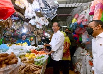 Presiden Jokowi, Sabtu (18/02/2023) blusukan di Pasar Wonokromo, Kota Surabaya mengecek langsung harga-harga komoditas pangan. (Foto: Ist/ presidenri.go.id).