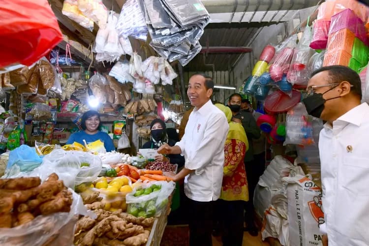 Presiden Jokowi, Sabtu (18/02/2023) blusukan di Pasar Wonokromo, Kota Surabaya mengecek langsung harga-harga komoditas pangan. (Foto: Ist/ presidenri.go.id).