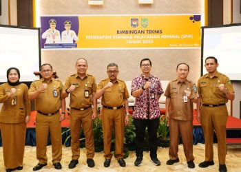 Sekda Kota Batam Jefridin Hamid (tengah) dalam kegiatan Bimtek Penerapan SPM Kota Batam tahun 2023, di Asialink Hotel, Senin (20/02/2023). (Foto: Ist/ Humas Pemko Batam).