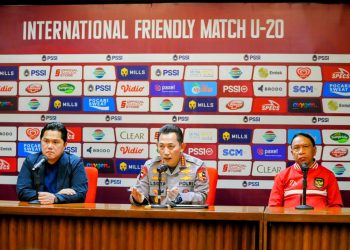 Kapolri Jenderal Listyo Sigit Prabowo (tengah), didampingi Ketua Umum PSSI Erick Thohir (kiri) dalam pertemuan di Media Center Gelora Bung Karno (GBK), Jakarta, Minggu (19/02/2023). (Foto: Ist/ Dok.Polri).