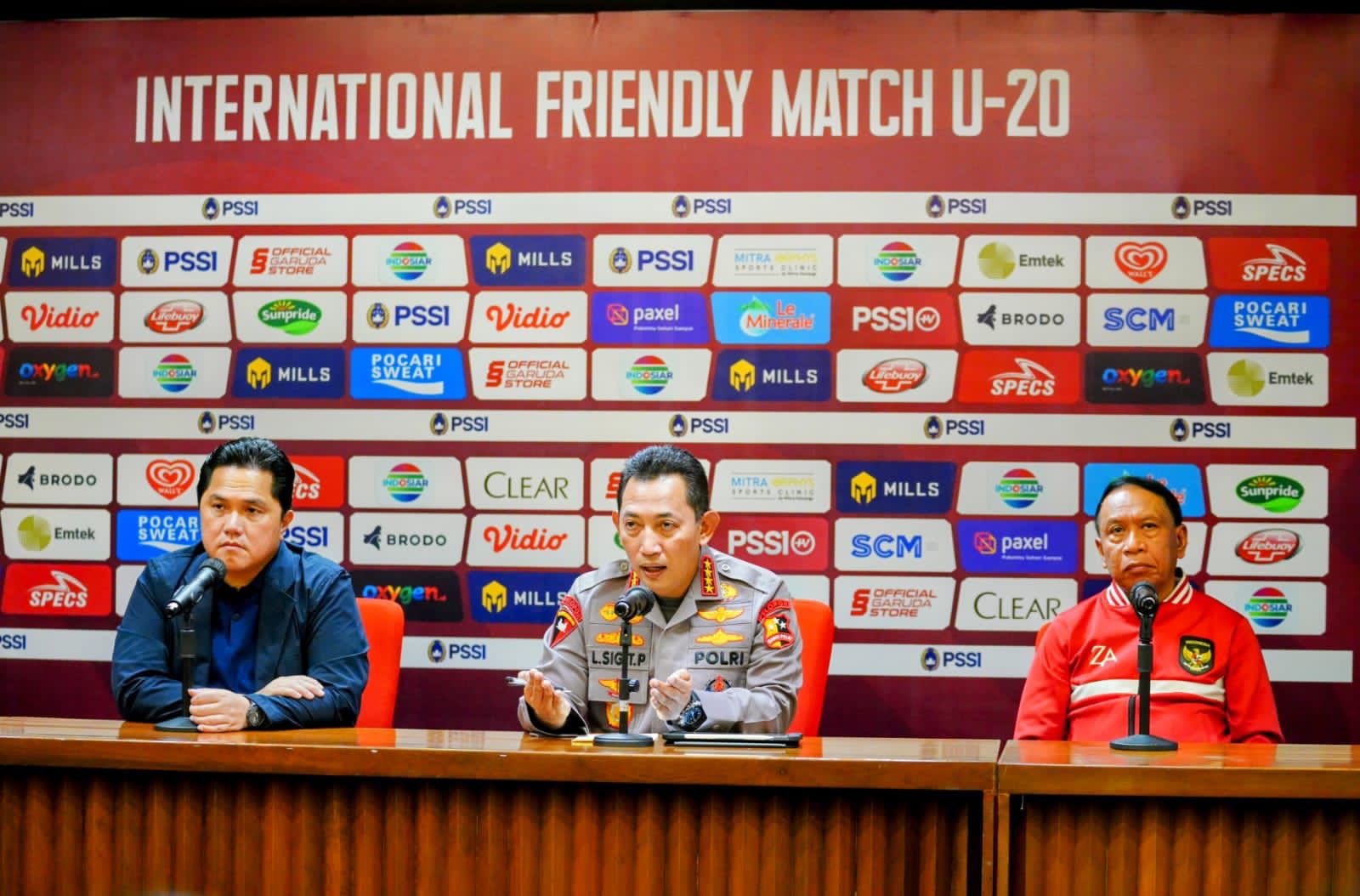 Kapolri Jenderal Listyo Sigit Prabowo (tengah), didampingi Ketua Umum PSSI Erick Thohir (kiri) dalam pertemuan di Media Center Gelora Bung Karno (GBK), Jakarta, Minggu (19/02/2023). (Foto: Ist/ Dok.Polri).