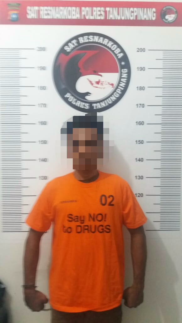 Salah satu pelaku yang diringkus Satres Narkoba Polresta Tanjungpinang, atas kepemilikan sabu. (Foto: Ist/ Dok.Polresta Tanjungpinang).