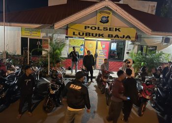 Puluhan pemuda dan 15 kendaraan roda dua yang dibawa ke Polsek Lubuk Baja, Senin (20/02/2023) malam. (Foto: Ist/ Polsek Lubuk Baja).