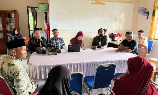 Sosialisasi metode pembayaran non-tunai QRIS, di Aula Pertemuan Desa Batu Berdaun Dabo Singkep, beberapa waktu lalu. (Foto: Ist/ Diskominfo Lingga).