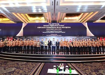 Presiden Jokowi berfoto bersama Pengurus Pusat HIPMI Periode 2022-2025 usai memberikan sambutan pelantikan di Hotel Indonesia Kempinski, Senin (20/02/2023). (Foto: Ist/ presidenri.go.id).