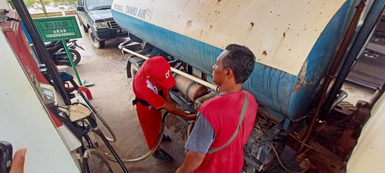 Ilustrasi, pengisian BBM di salah satu SPBU di Batam. (Foto: HMS/ Sarma).