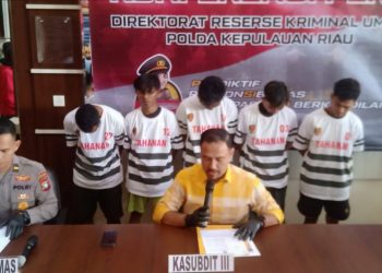 Jajaran kepolisian Ditreskrimum Polda Kepri mengamankan lima pelaku curanmor di Batam. (Foto: Ist/ Dok.Polda Kepri).